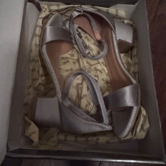 Badgley Mischka silver pernia bow heels for big girls, size 3 - Picture 3 of 3